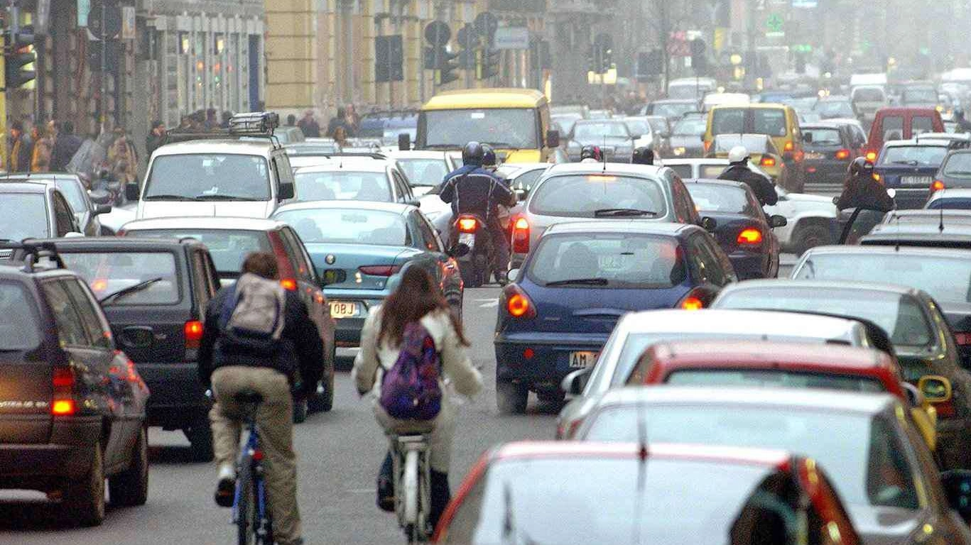 Traffico a Milano, troppe auto e aumenta l'inquinamento in città