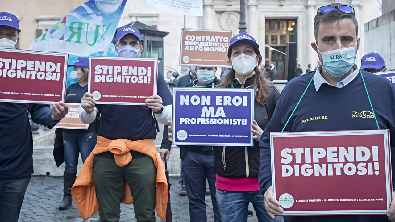 Una protesta degli infermieri in prima linea durante la pandemia nelle strutture sanitarie per chiedere un miglioramento delle condizioni di lavoro e contrattuali