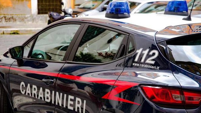 Brescia, l’uomo è stato denunciato: ancora non chiaro il motivo scatenante del gesto avvenuto davanti a numerosi genitori di altri scolari