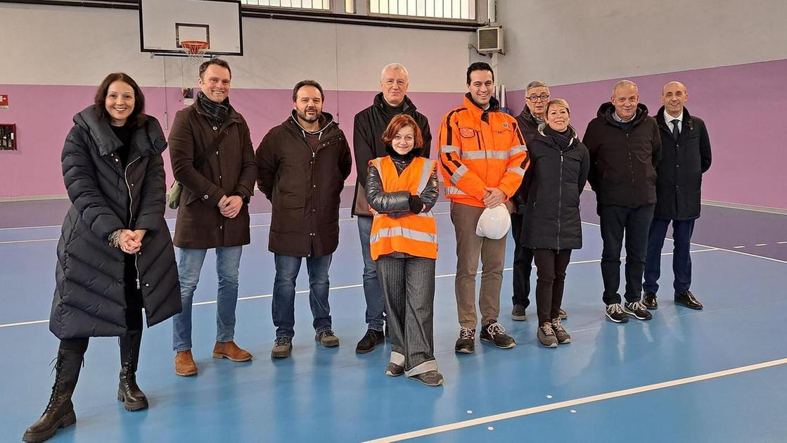 Allenamenti e partite di volley nella palestra rimessa a nuovo