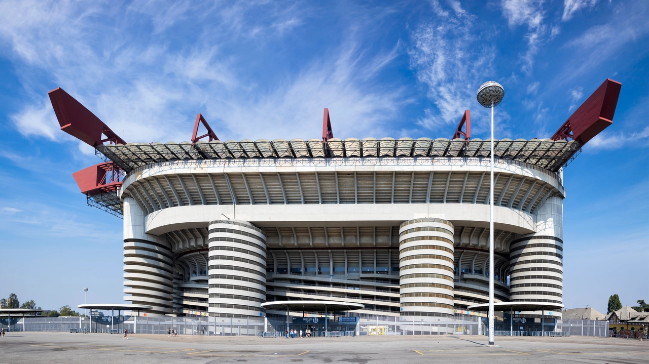 L'imponente stadio San Siro di Milano visto dall'esterno