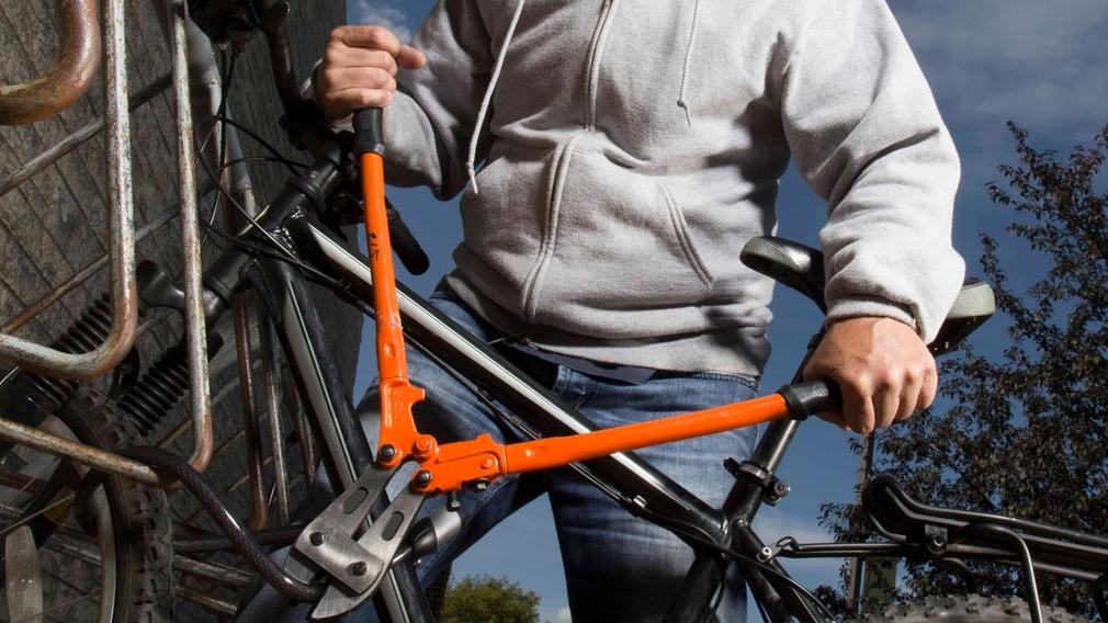 Como, ladro di biciclette elettriche si nasconde sotto il letto di casa