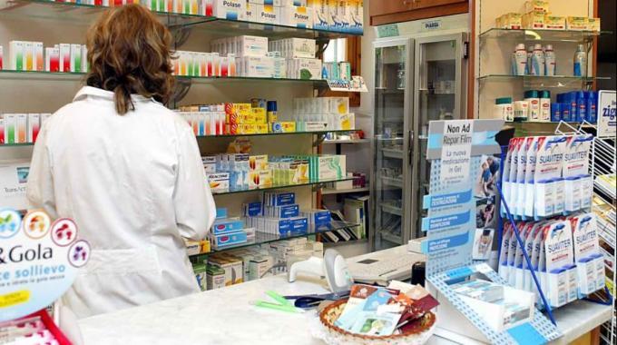 Pavia, entra in farmacia e minaccia la titolare per farsi consegnare l’incasso: bloccato da tre passanti