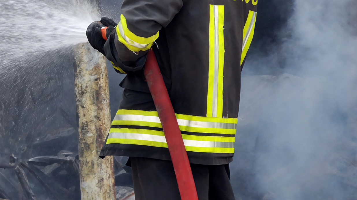 I vigili del fuoco hanno domato un incendio scoppiato in una pizzeria in via Calvi a Cantalupo