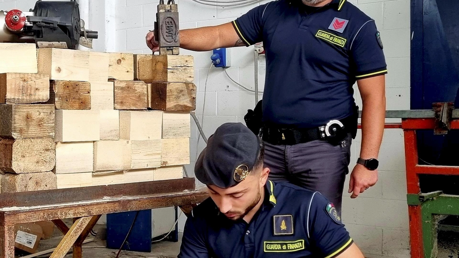 Pallet con marchi contraffatti. Sequestrati due capannoni macchinari e 4.300 bancali