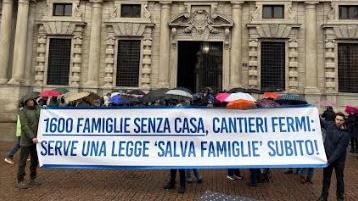 Case bloccate, acquirenti in piazza: “Siamo in 1.600, il Comune ci tuteli”. Tajani: avanti con il Salva Milano