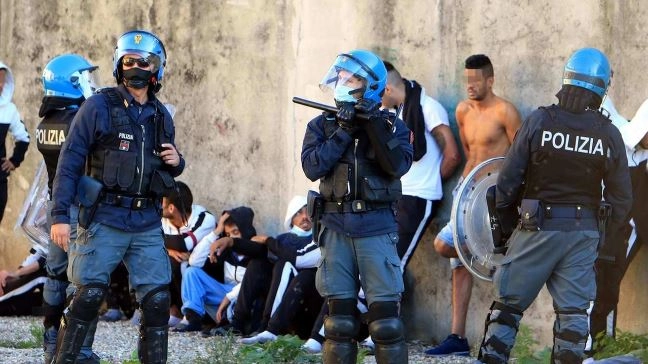 Polizia al centro di via Corelli