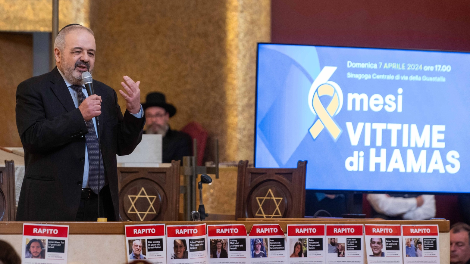Commemorazione vittime di Hamas alla sinagoga centrale di Milano, il rabbino Alfonso Arbib