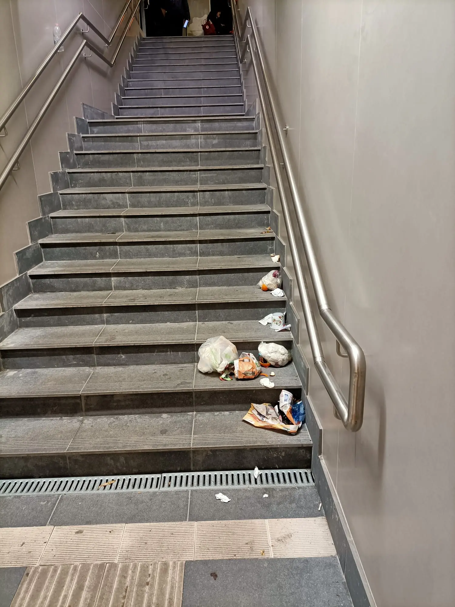 Stazione di Codogno, tra incivili e malviventi. Pendolari preoccupati: “Manca la sicurezza”