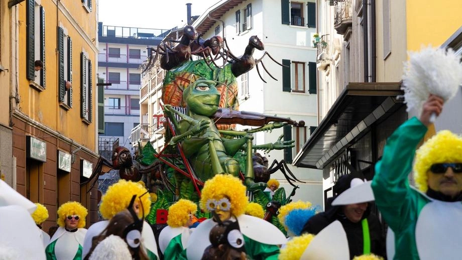 Una delle edizioni dello storico Carnevale per le vie della città di Cantù