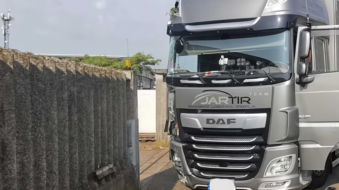 La corsa impazzita del camion guidato dall’uomo di 63 anni si era conclusa vicino al muro di cinta di un’azienda