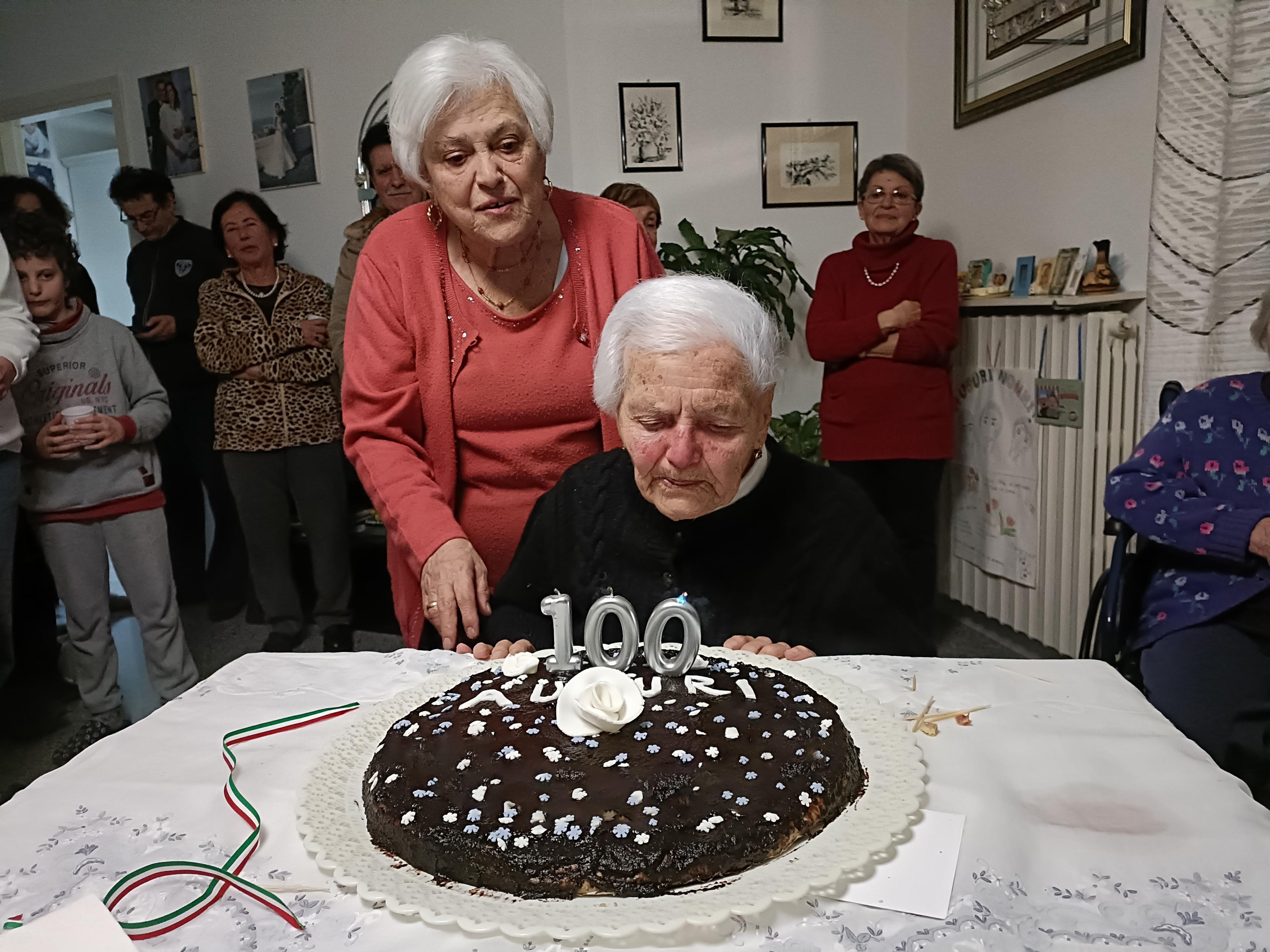 Lombardia longeva, superano quota 3.400 i centenari. Dove si vive di più