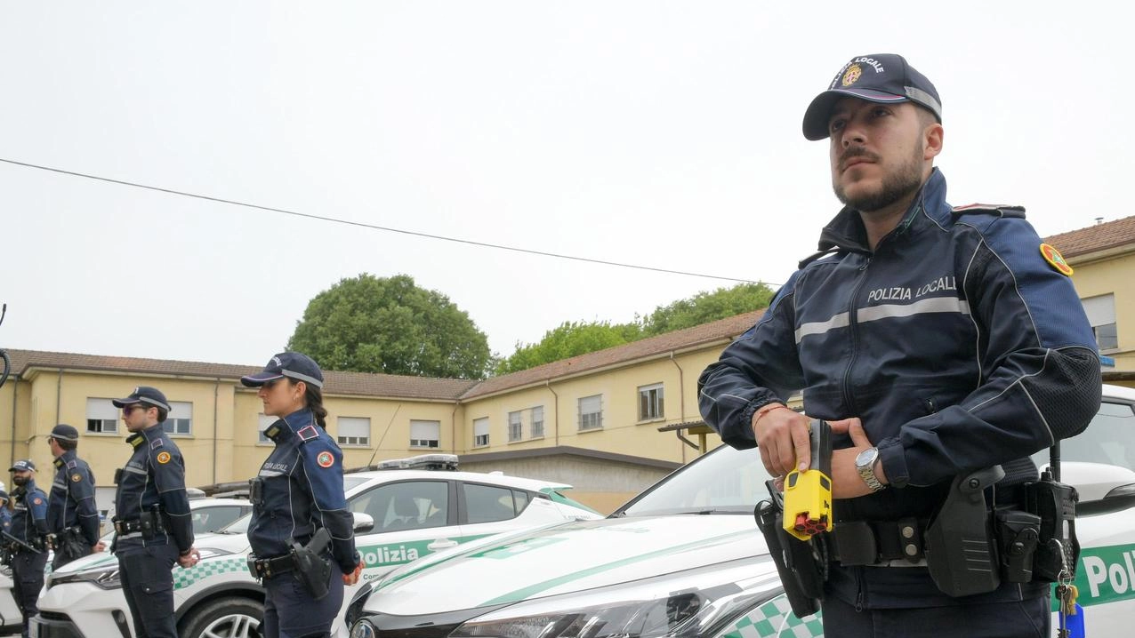 Agenti della Polizia locale di Vigevano verranno presto dotati del Taser per garantire maggiore sicurezza in situazioni a rischio. Corsi di addestramento in arrivo dopo le vacanze. Finanziamento regionale per l'acquisto di due pistole a impulsi elettrici.