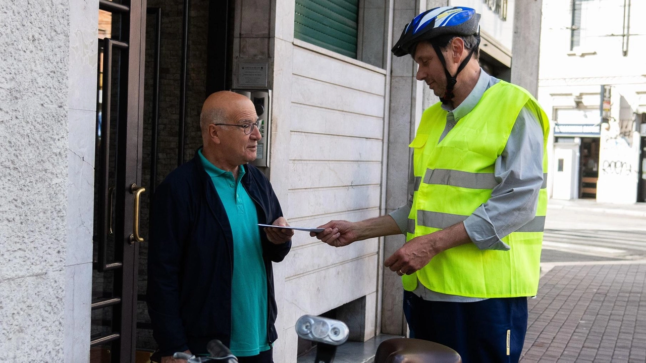 Un postino in bici nella metropoli: "Ho 62 anni e continuo a pedalare. Così sono più vicino alla gente"