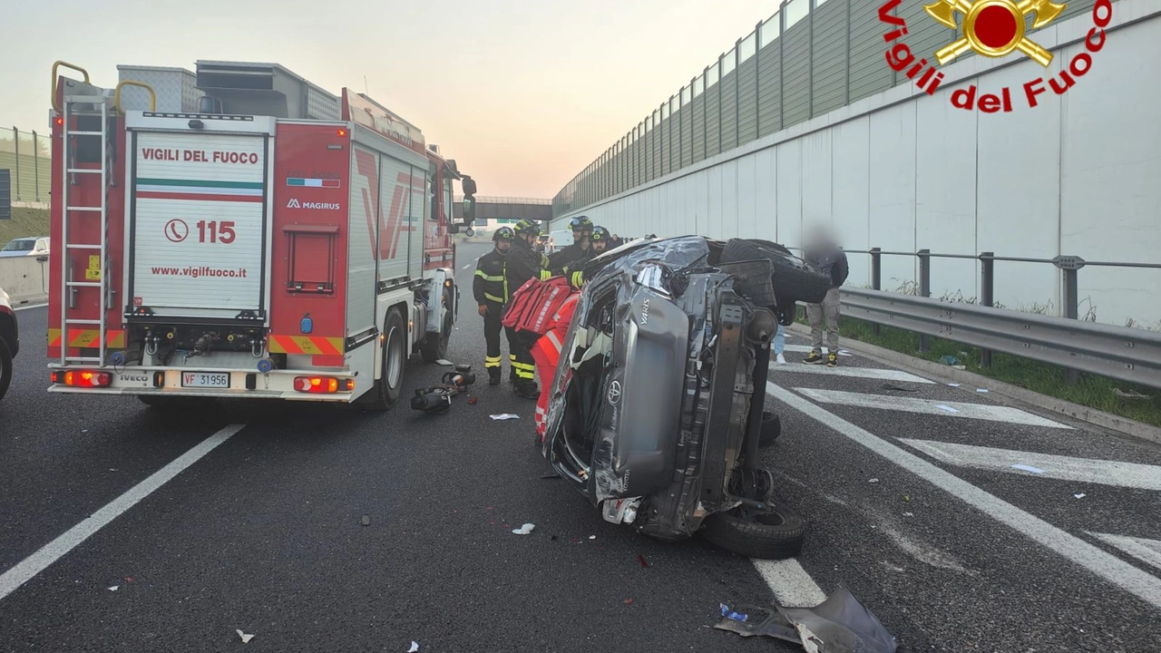 Una delle due auto coinvolte dopo lo scontro si è ribaltata