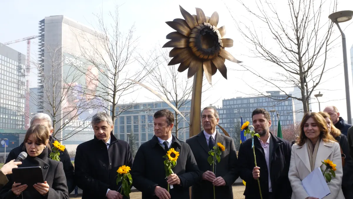 Alla Biblioteca degli alberi di Milano spunta un girasole “per non dimenticare l’Ucraina e il suo sacrificio”