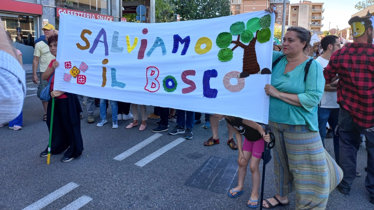 La marcia è partita alle 16,30 da piazza Giovanni XXIII, il piazzale della Stazione