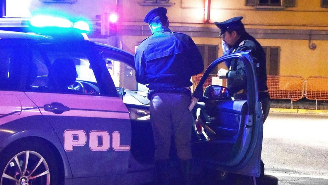 Entra in un palazzo aggredisce un inquilino e poi i poliziotti