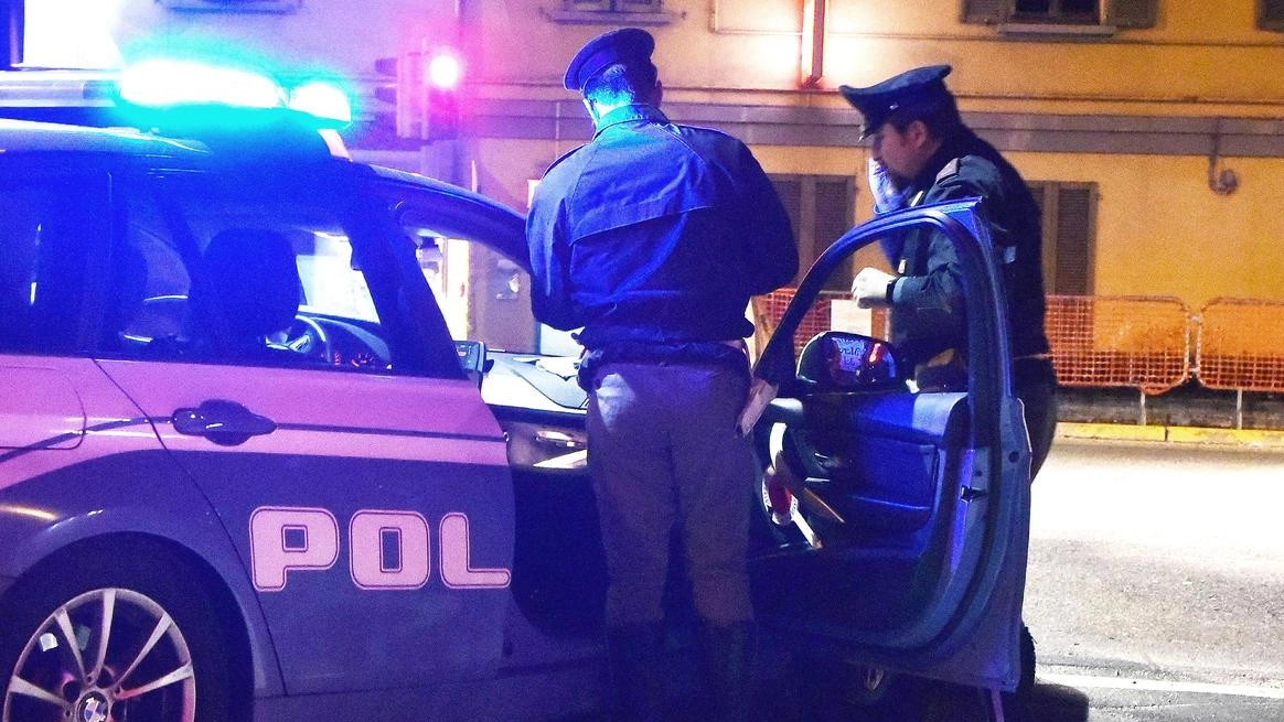 Si era intrufolato in un androne condominiale di viale Varese per dormire, ha aggredito uno dei condomini che cercava di...