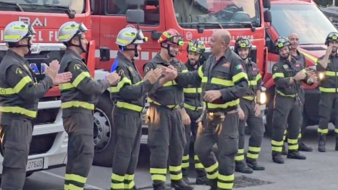 L'abbraccio dei colleghi al vigile del fuoco Luca Riva