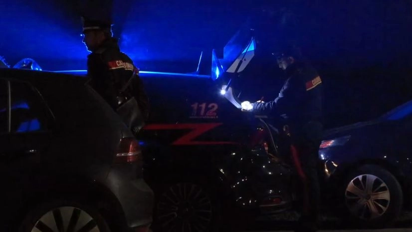 I carabinieri sul luogo del ritrovamento del cadavere a Cisliano (Frame video LocalTeam)