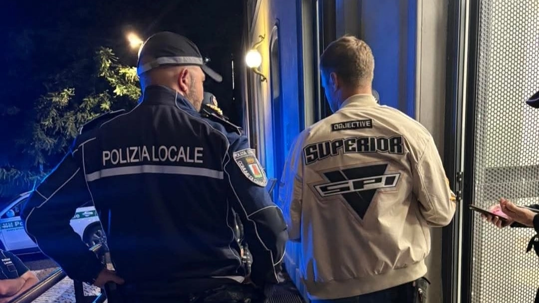 Uno dei controlli serali della polizia locale allo scalo ferroviario di via Matteotti