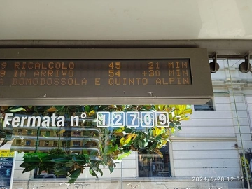 Milano, lunghe attese per bus e tram Atm. Monta la protesta (social) dei passeggeri: “Abbandonati alle fermate”