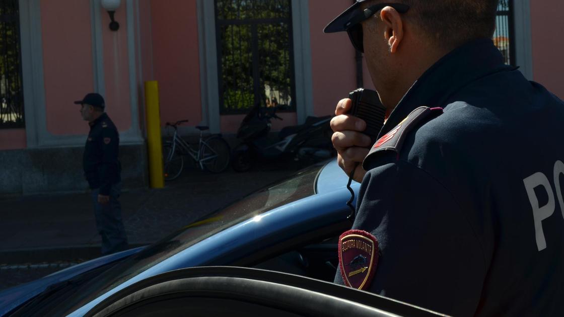 Vandalizzate trenta auto parcheggiate in strada. Caccia ai responsabili