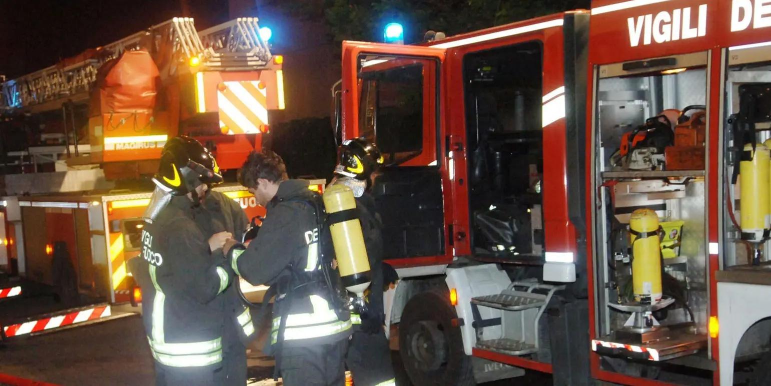 Legnano, il trasformatore del pc si surriscalda e il tavolo prende fuoco: incendio in un appartamento di via Cavour 26