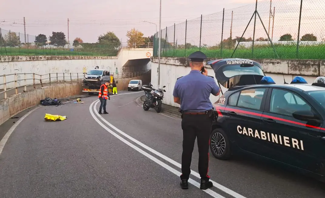 Incidente a Levate, 17enne muore davanti al padre: è caduto dalla moto e finito sotto un furgone