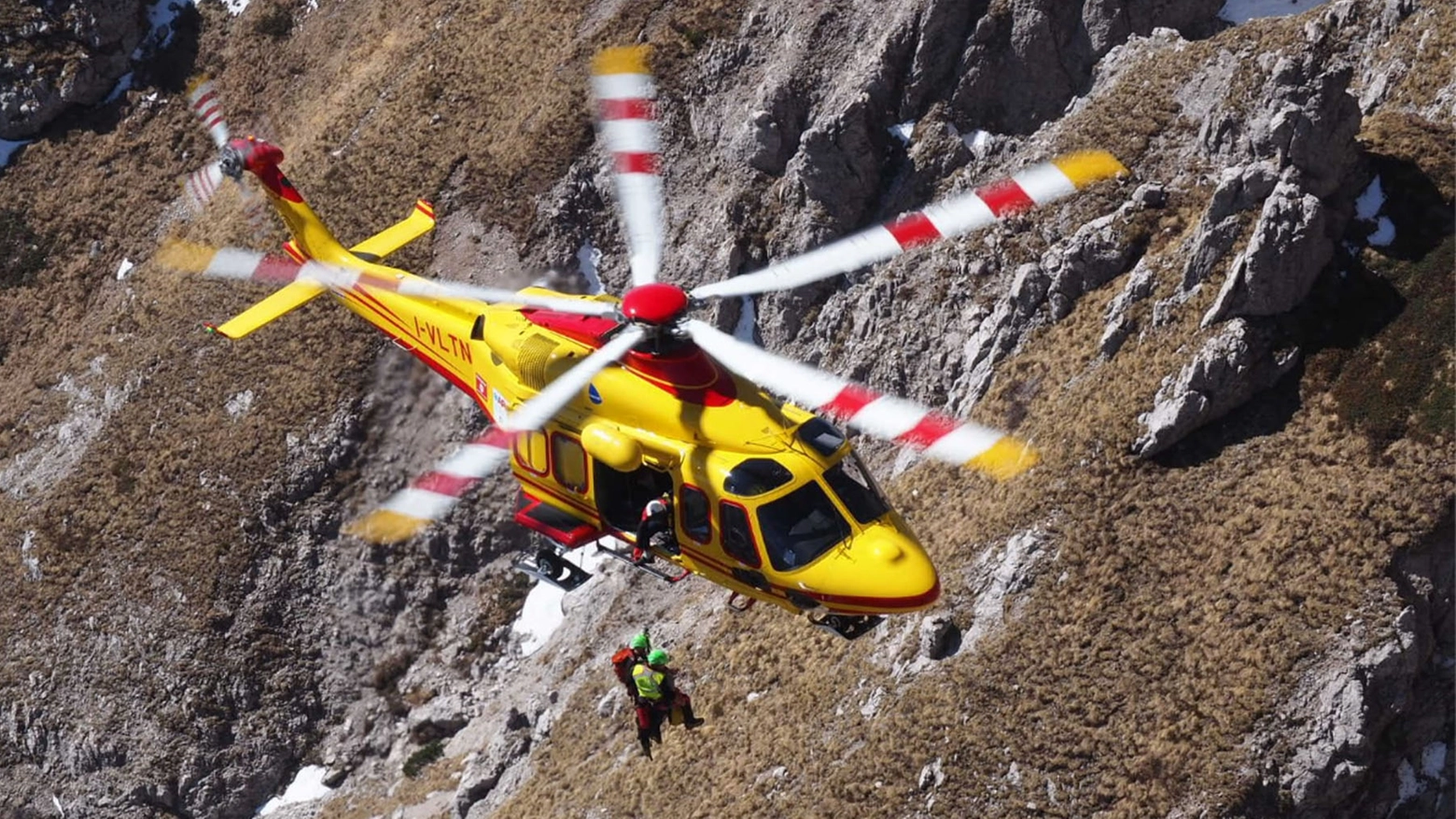 L'intervento del Soccorso alpino si è rivelato purtroppo inutile: troppo gravi le ferite riportate dall'escursionista