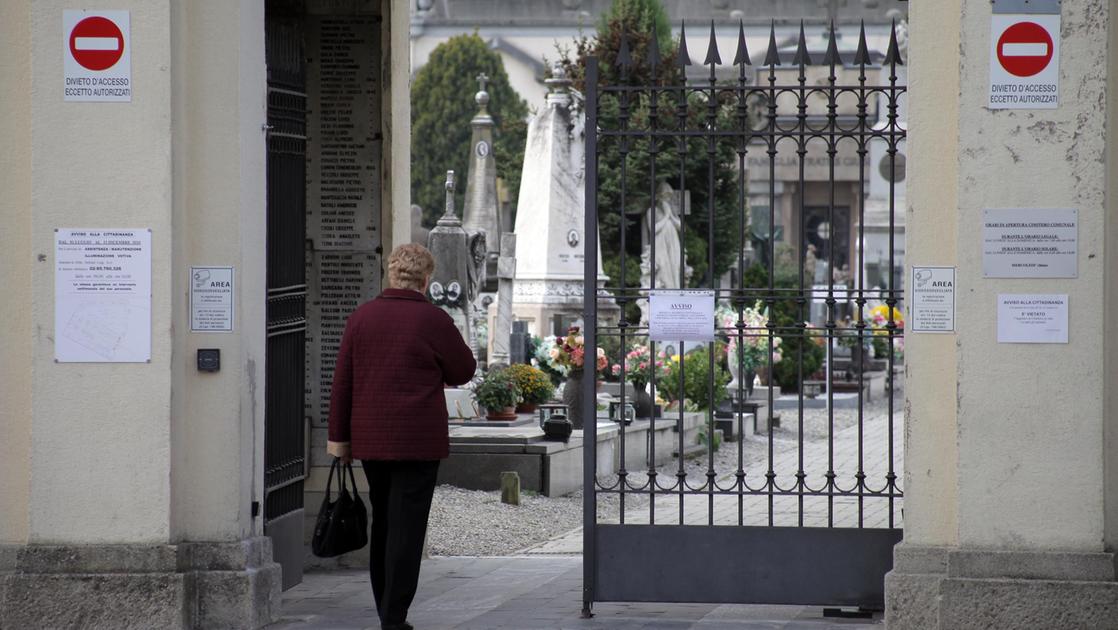 Mortara, ladri di rame al cimitero: rubati una trentina di vasi dalle tombe