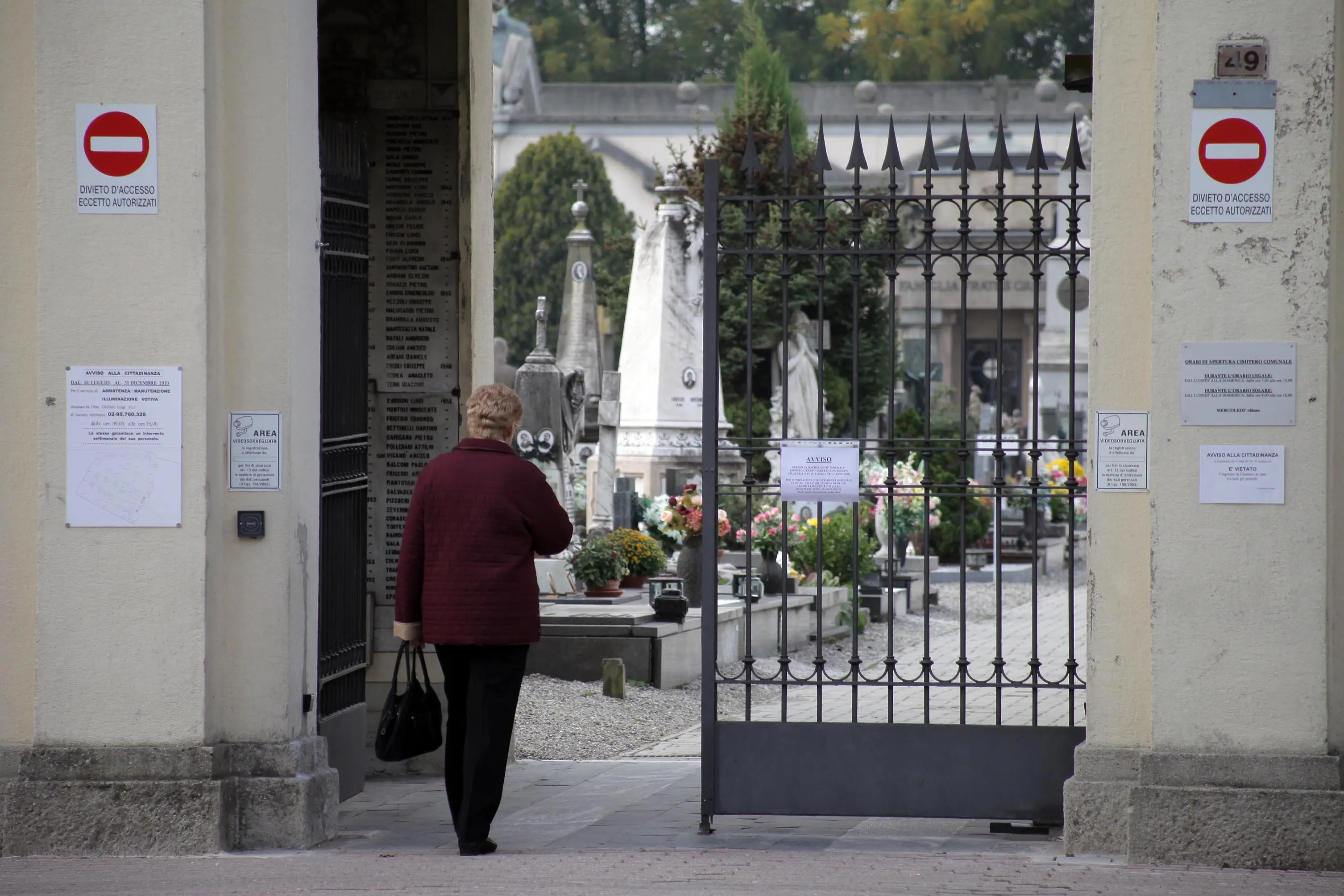 Mortara, ladri di rame al cimitero: rubati una trentina di vasi dalle tombe