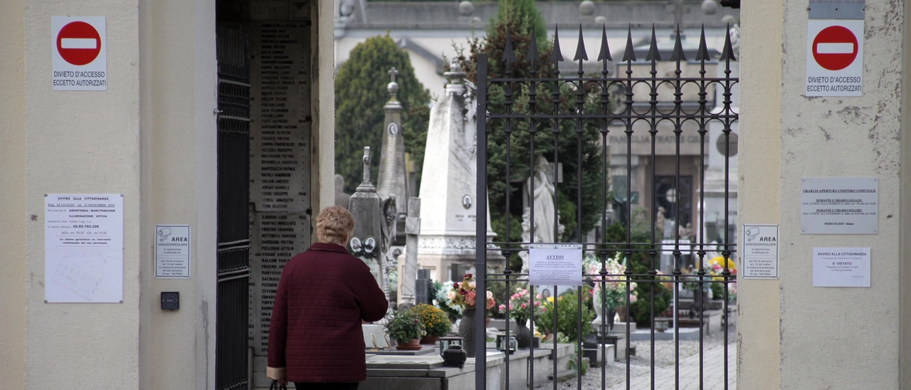 Mortara, ladri di rame al cimitero: rubati una trentina di vasi dalle tombe