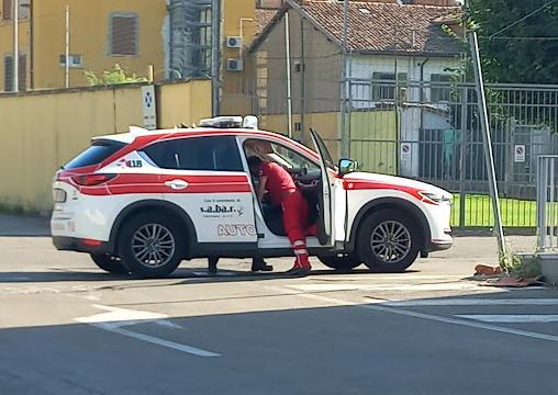 Milano, incidente tra automedica impegnata in servizio e una moto: 5 in ospedale