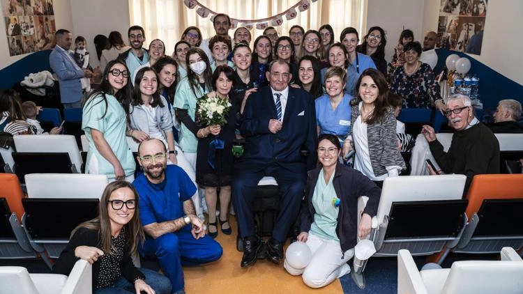 Anna e Giovanni (al centro) durante il matrimonio al centro clinico Nemo di Milano