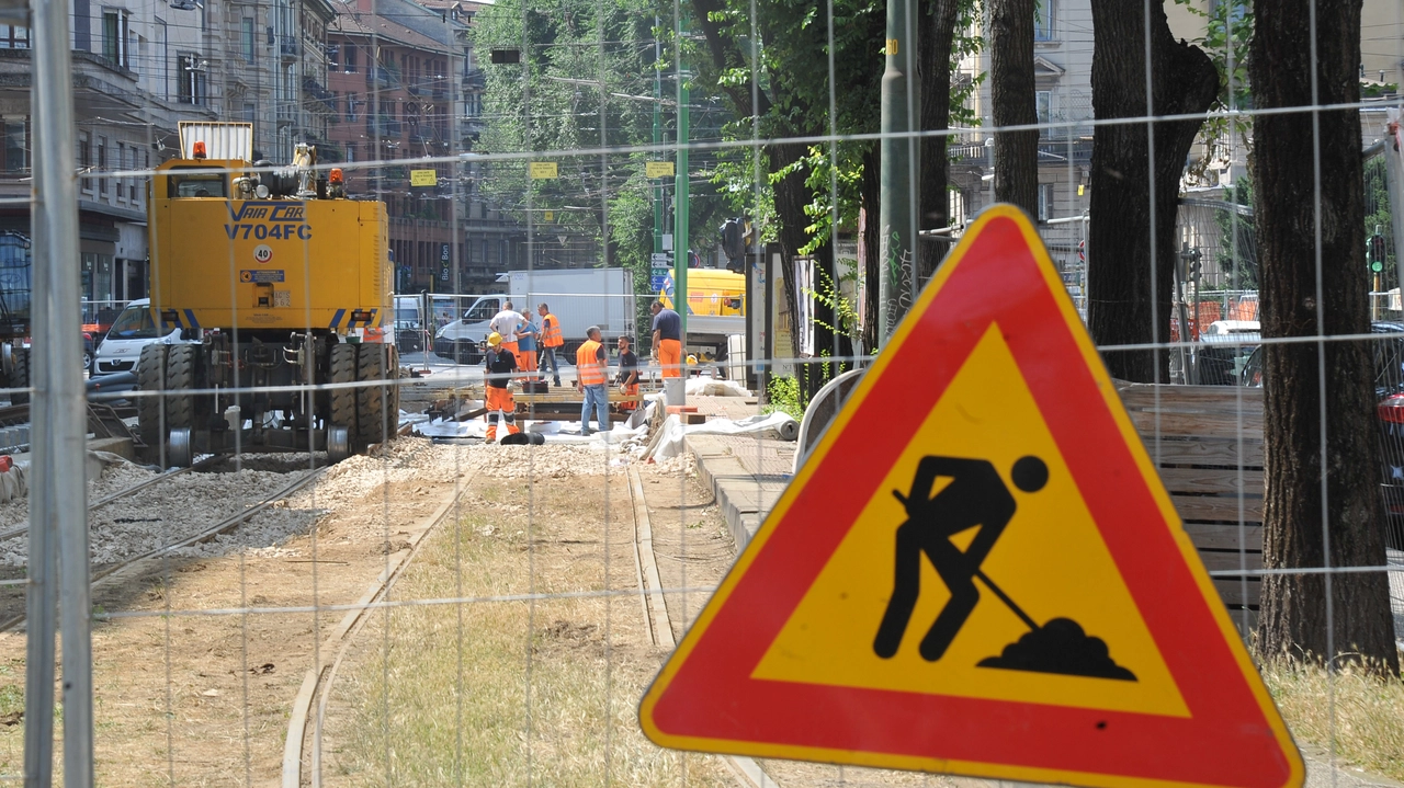 Cantiere di un tram a Milano (Foto archivio)