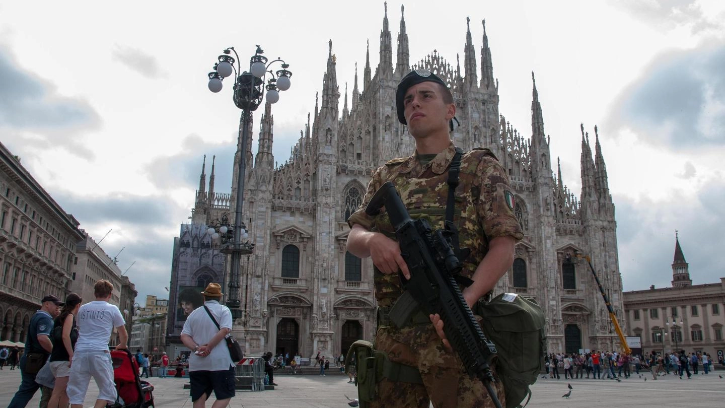 Un militare in piazza del Duomo (Archivio)