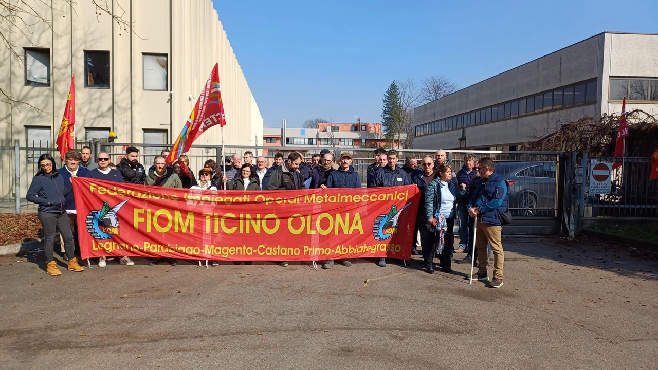 Il presidio di protesta è stato organizzato nel pomeriggio di giovedì dalla Fiom Cgil, davanti ai cancelli dell’azienda in via Kennedy I lavoratori hanno manifestato contro la decisione di licenziare 19 colleghi