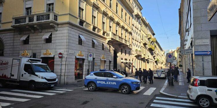 Via Montenapoleone: misterioso raid nella notte, distrutte le vetrine di una gioielleria