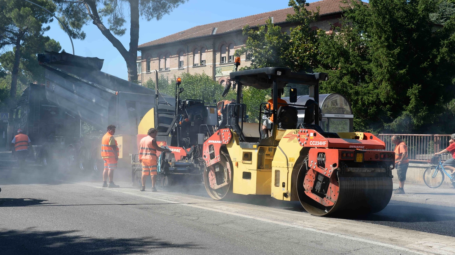 Cantiere in strada: lavoratori in azione (foto di archivio)