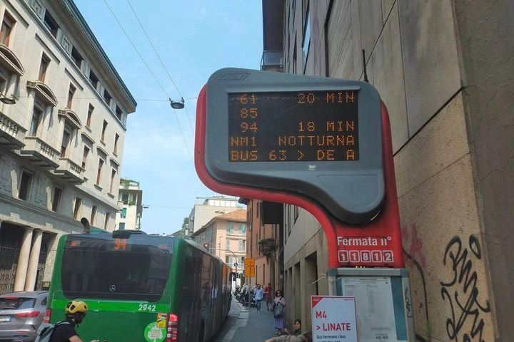 L'annuncio del ritardo di 20 minuti di entrambi i bus