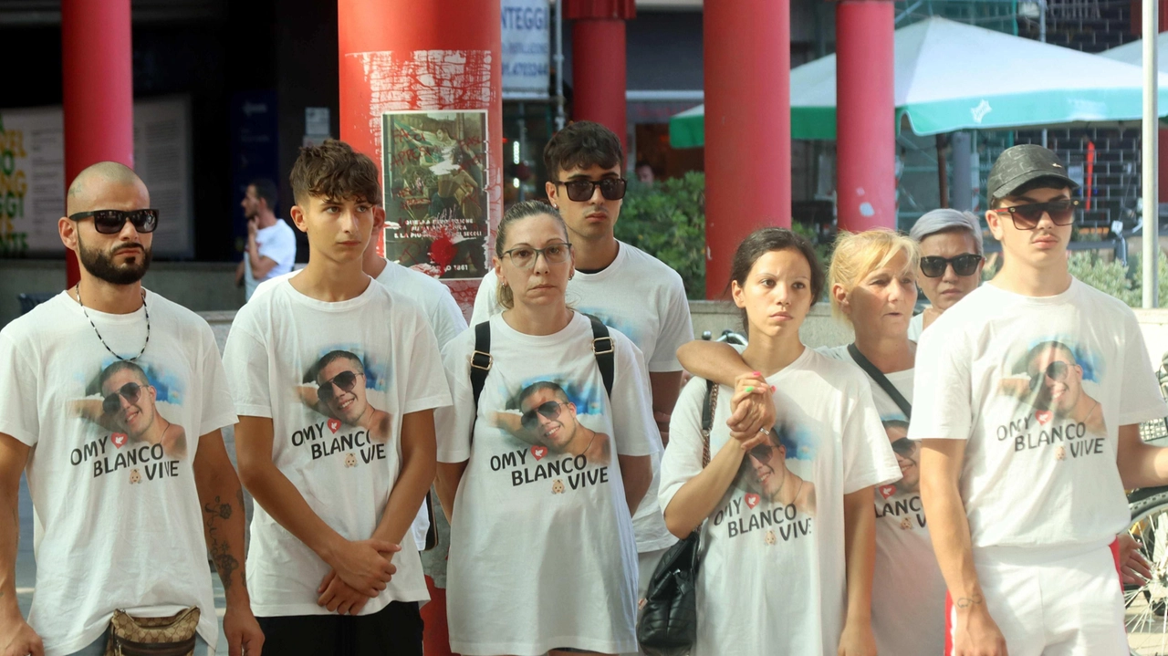 Flash mob per Omar Bassi, gli inquirenti dovranno stabilire se esiste un nesso tra la morte del ragazzo e il pestaggio raccontato da parenti e amici in discoteca