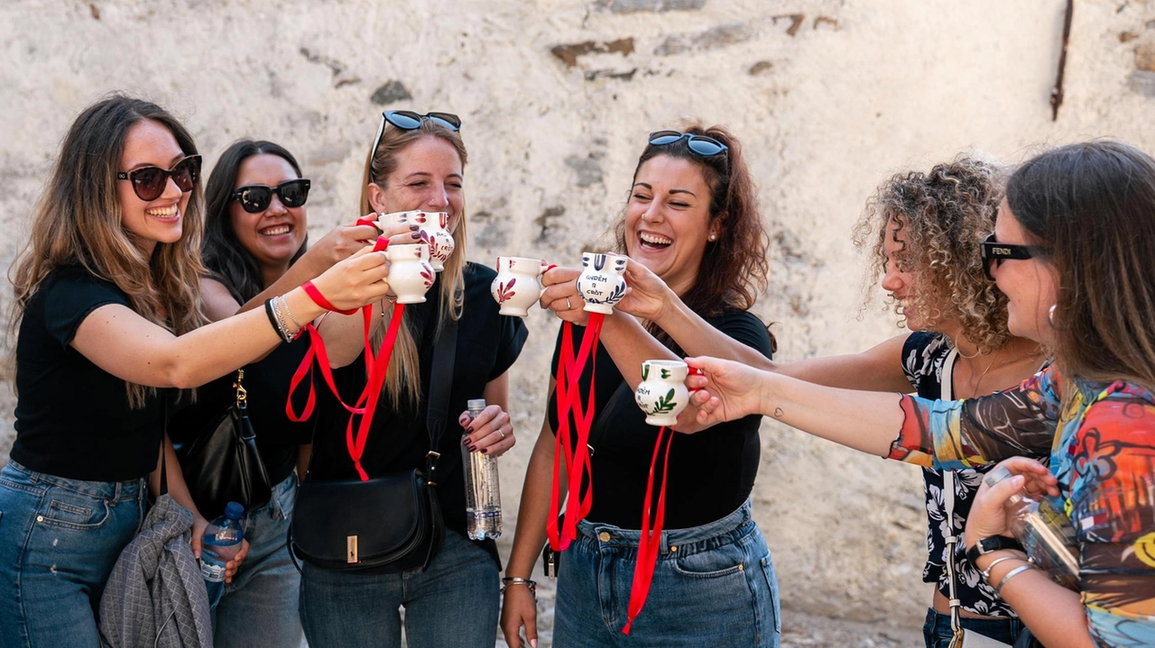 La 64ª Sagra dei Crotti a Chiavenna ha registrato un grande successo, con oltre 10.000 visitatori e una vendita di oltre cinquemila pass. Il presidente Sorrenti elogia il coinvolgimento dei residenti e dei turisti, promettendo un potenziamento per l'anno prossimo.