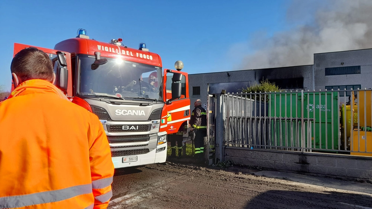 Incendio alla Resmal di Buccinasco, vigili del fuoco in azione