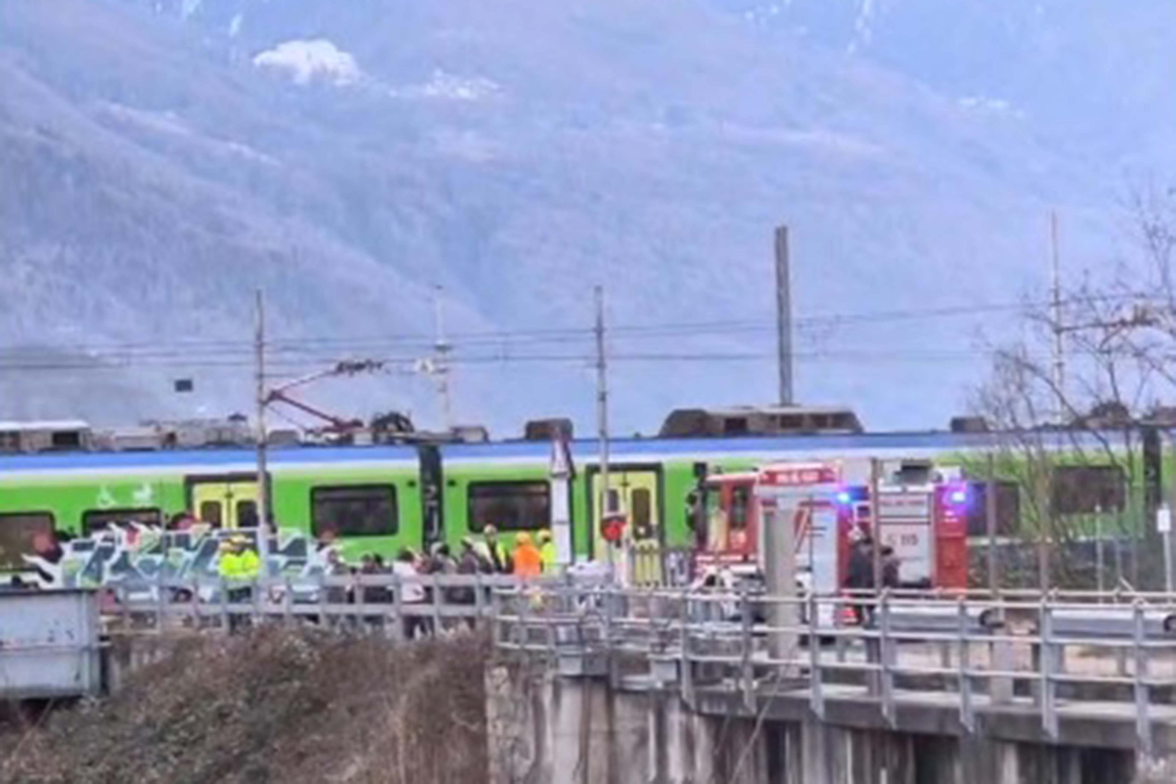 Tirano, attraversa i binari con le sbarre abbassate e gli auricolari: uomo di 52 anni travolto e ucciso dal treno