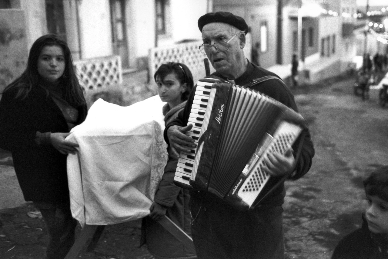 Don Onofrio Scifo suona per le vie di Linosa annunciando l’arrivo del bambino Gesù, 1991 (Foto/Gianni Berengo Gardin)