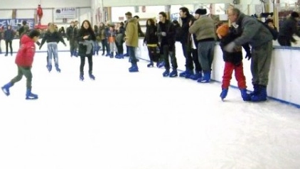 ICE-VILLAGE-RIMINI-LA-PISTA-DI-PATTINAGGIO-SUL-GHIACCIO-IN-RAD8K