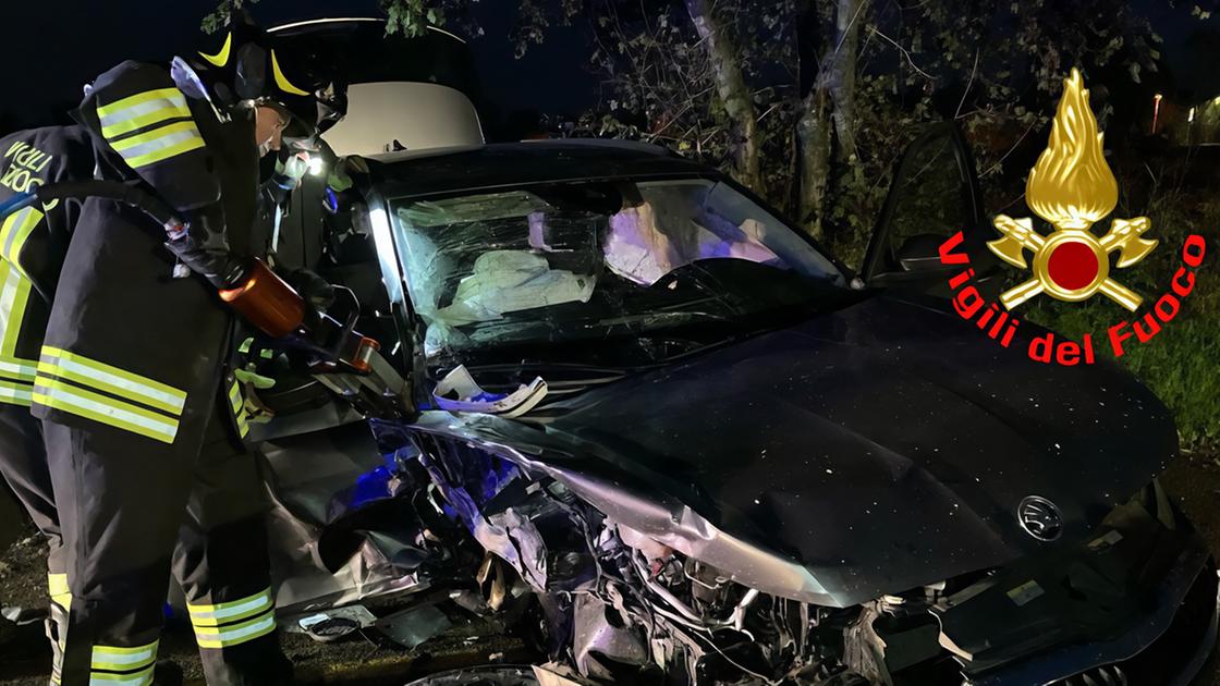 Scontro tra due fratelli ciascuno su un’auto. Ragazza resta incastrata