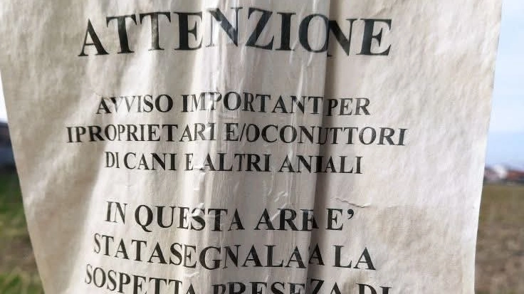 Il cartello affisso dal Comune per prevenire avvelenamenti di animali